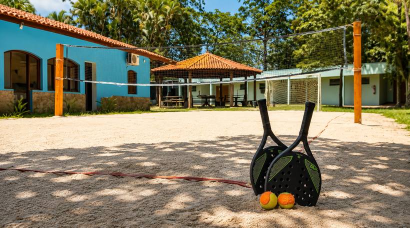 Quadra poliesportiva e de beach tênis da Clínica Libertà.